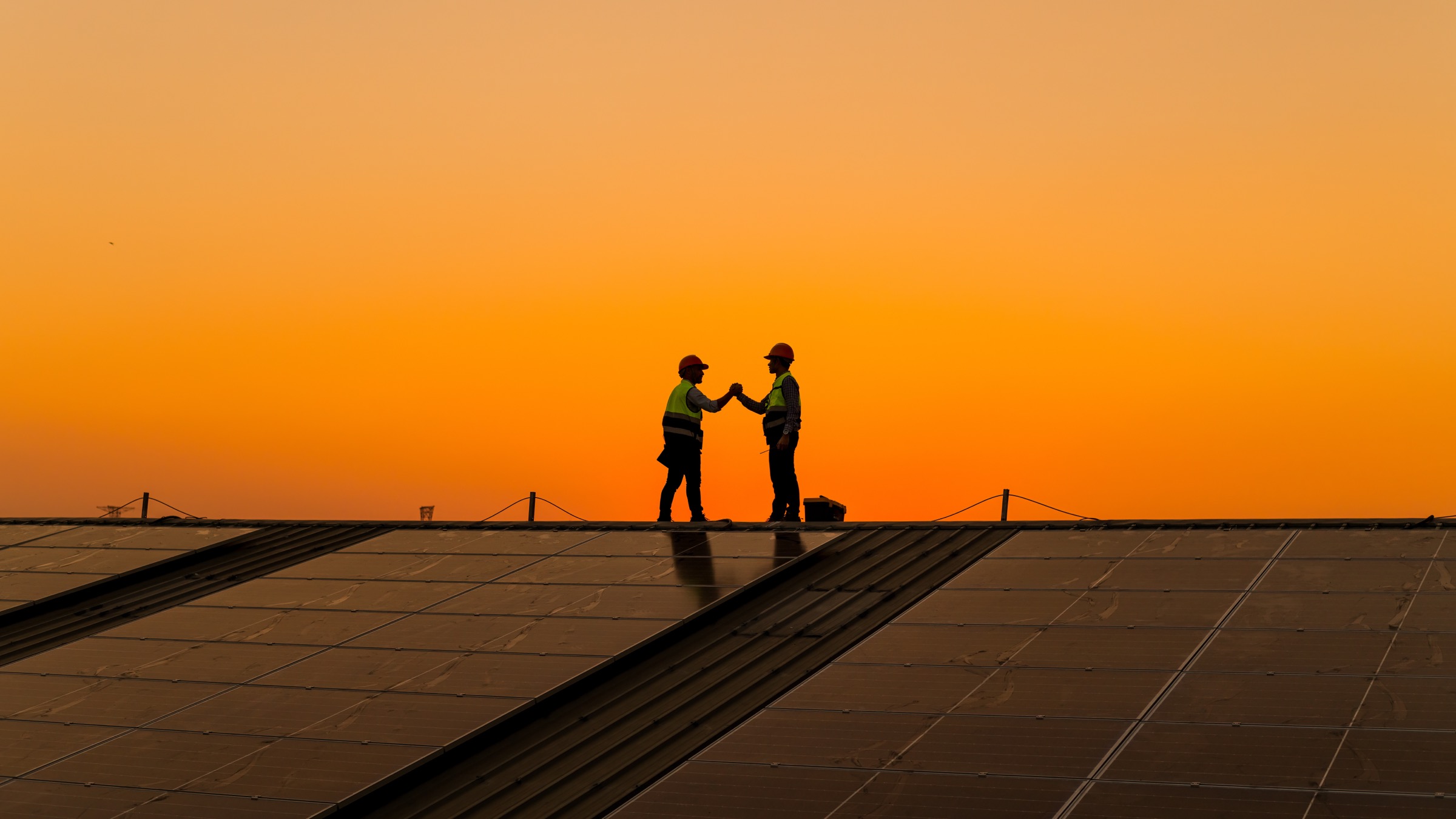 Linhas de transmissão e torres de energia ao entardecer